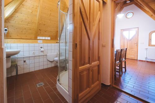 蒂萨菲赖德考莫兰凡德哈兹度假屋的带淋浴的浴室和玻璃门