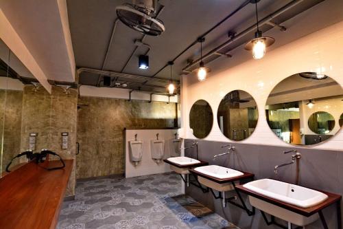 清迈Lana Beds & Space的浴室设有3个水槽和3面镜子