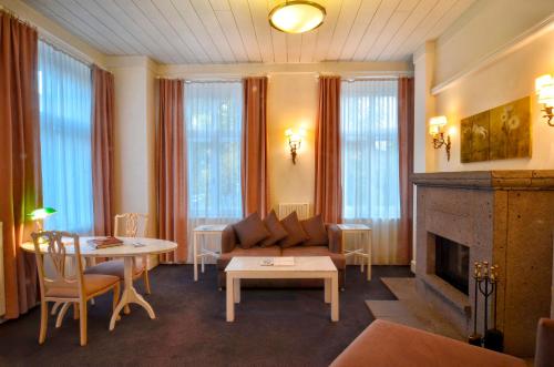 卡尔斯喀尔酒店的带沙发和壁炉的客厅