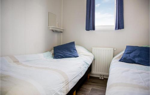 布勒克伦Amazing Home In Breukelen With 2 Bedrooms And Wifi的客房内的两张床和蓝色枕头