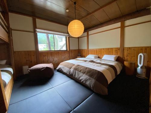 汤泽町Heidi Guest House的一间卧室设有一张大床和一个窗户。