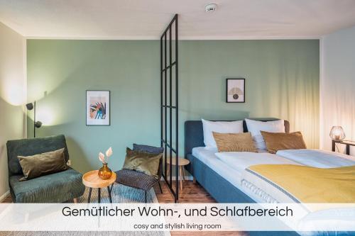 德累斯顿"Grüne Oase" - Nähe Altstadt - Garage - Ruhig - Nespresso的一间卧室配有一张床和一把椅子