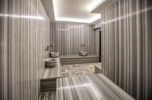伊斯坦布尔Hamitbey Hotel Yenikapı的一间设有两个卫生间的浴室