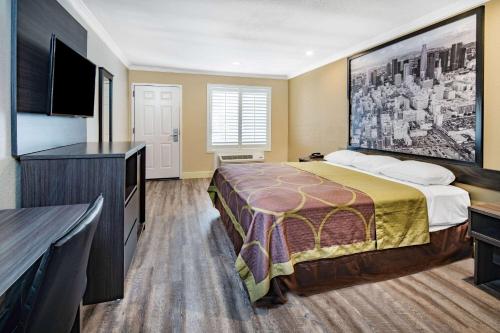 北好莱坞北好莱坞速8酒店的配有一张床和一台平面电视的酒店客房