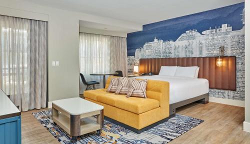 长滩长滩派克中心凯悦酒店的酒店客房,配有床和沙发