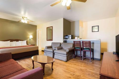 巴特尔斯维尔Econo Lodge Bartlesville Hwy 75的酒店客房设有床和客厅。