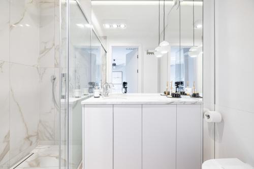 格但斯克GREAT Grano Residence的带淋浴和盥洗盆的白色浴室