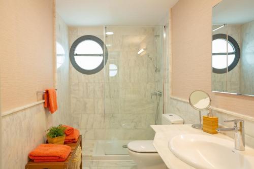 萨洛夫雷Las Terrazas Villa 3的浴室配有卫生间、盥洗盆和淋浴。