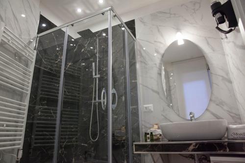 科森扎B&B Morelli Home的带淋浴、水槽和镜子的浴室