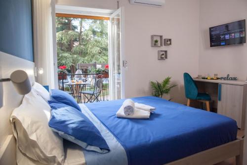 科森扎B&B Morelli Home的一间卧室配有蓝色的床和毛巾