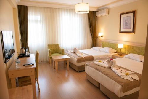 埃迪尔内西姆塞克酒店的酒店客房配有两张床和一张书桌