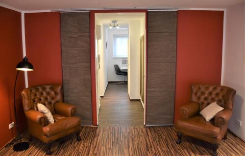 维也纳奥加唐公寓的走廊上设有两把椅子和一面镜子