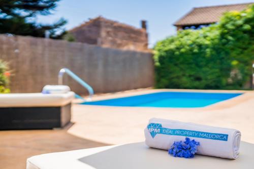 穆罗Ideal Property Mallorca - Els Moyans的坐在游泳池前桌子上的设备