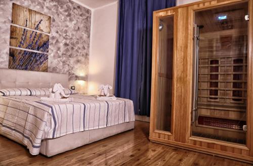 墨西拿Messina41 Hotel的一间卧室设有一张床和一个玻璃门