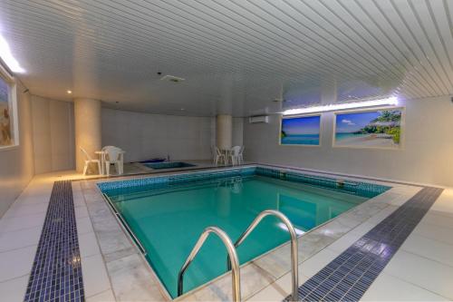海米斯穆谢特Royal Boutique Hotel的一座带天花板的房屋内的游泳池
