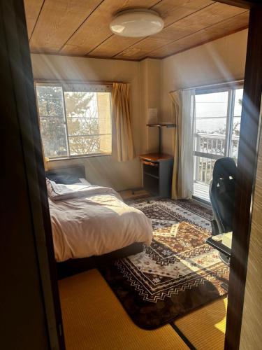 大津ペンションレークサイド的一间小卧室,配有床和窗户