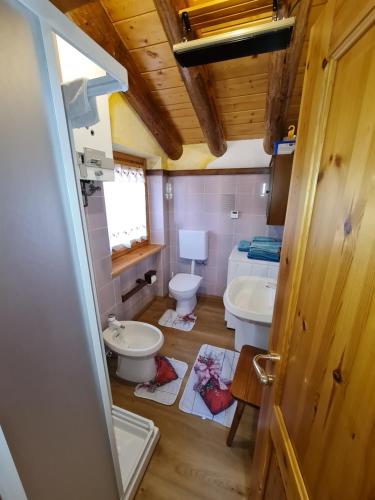 瓦托内切Chalet L'Ange Des Neiges - Relax & SPA的浴室设有2个卫生间和水槽