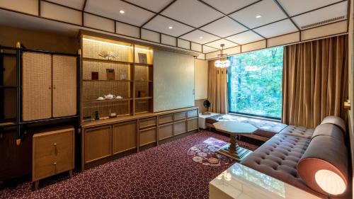 日光Fufu Nikko的一间配有沙发、桌子和窗户的客房