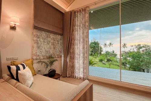 库德岛Shantaa Resort, Kohkood的客厅设有大窗户和沙发