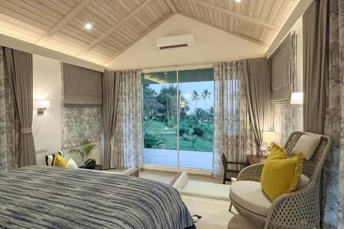 库德岛Shantaa Resort, Kohkood的一间卧室设有一张床和一个大窗户