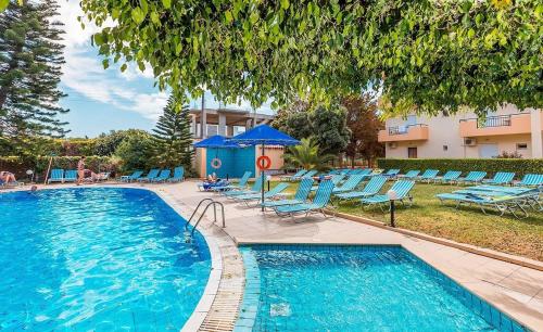 阿默达拉-伊拉克利翁卡斯特罗酒店的一座带蓝色椅子的游泳池和一座建筑