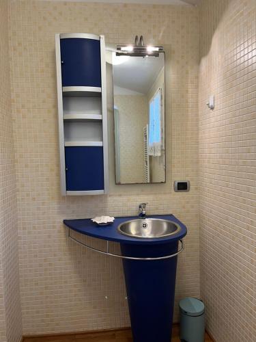 维亚雷焦Frida的一间带水槽和镜子的浴室