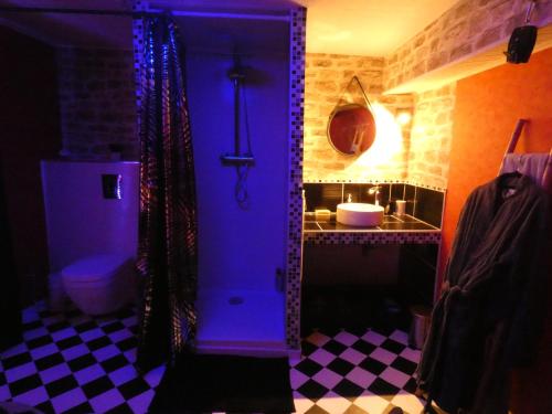 巴尔LOVE ROOM Le rouge et noir的浴室设有蓝色门、水槽和卫生间