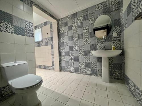 阿可贺巴Mandarin的一间带卫生间和水槽的浴室