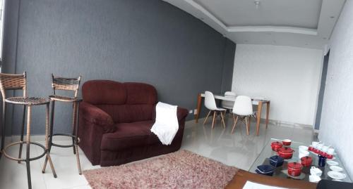 圣维森特岛Lar de férias的客厅配有沙发和桌椅