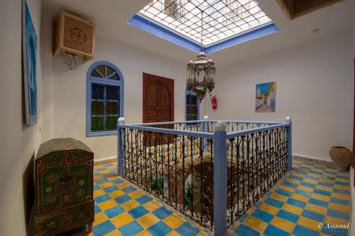 舍夫沙万Dar El Fanne的客房设有带窗户的楼梯和瓷砖地板。