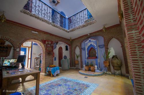 舍夫沙万Dar El Fanne的一间设有砖墙和天花板的客厅