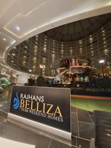 苏拉特Rajhans Belliza , Hotel apartment units的前面有标志的大建筑