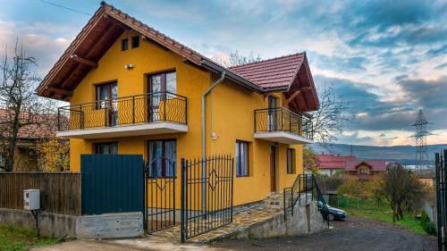 克卢日-纳波卡Casa Luna的前面有栅栏的黄色房子