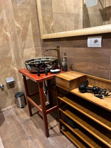 斯库台Amo's Hotel的木桌上带水槽的浴室