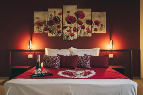 PatricaRosy's Rooms的一间卧室配有一张带红色毯子的大床