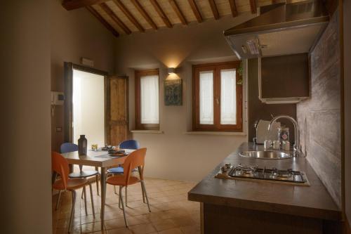 卡纳拉SeiPetali的厨房以及带桌椅的用餐室。