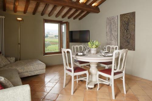 卡纳拉SeiPetali的客厅配有桌椅和沙发
