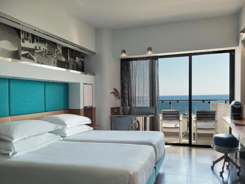 法里拉基埃斯佩罗斯宫度假酒店的海景客房 - 带两张床