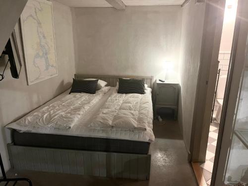 赫尔辛堡Studio Råå的一间小房间的卧室,配有一张床铺
