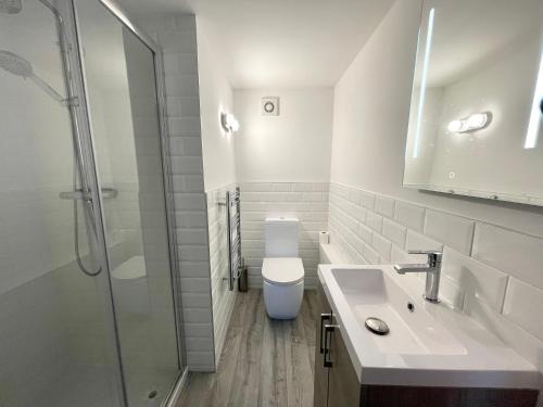 彼索普斯托福Fantastic 2 Bed Perfect for Stansted Airport的浴室配有卫生间、盥洗盆和淋浴。