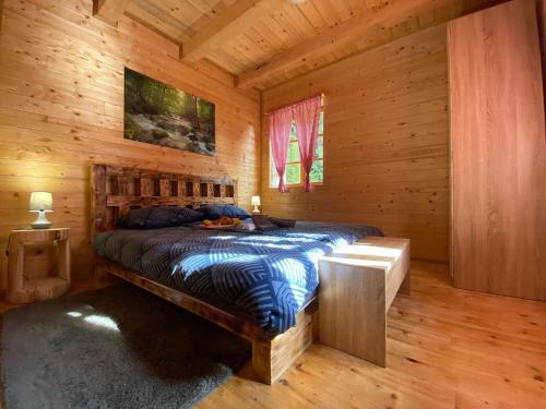 普利特维采湖Wooden house with a waterfall "Stipanov mlin"的小木屋内一间卧室,配有一张床