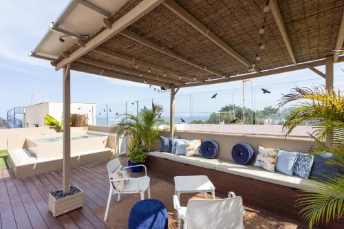 加拉奇科Garachico Homes - LA CASA DE VICTORIA的海景庭院配有白色家具。