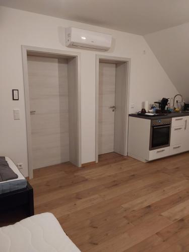 希尔德斯海姆Messe Apartment BIN的一间带厨房和炉灶的客厅