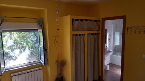 Fuentes de OñoroEl Condado Casa Rural的浴室设有窗户和浴帘