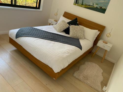 布赖特Adorable 1 bedroom private apartment的一间卧室配有带白色床单和枕头的床。