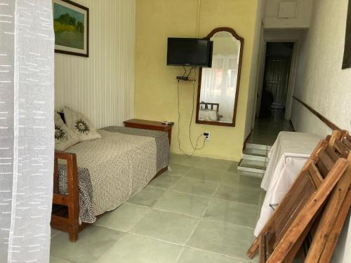 皮里亚波利斯Lo de IRMA的小房间设有床和镜子