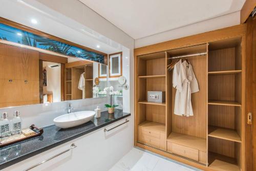 勒吉安Villa Lacasa3 -Modern tropical 3BR Villa with butler的一间带水槽和大镜子的浴室