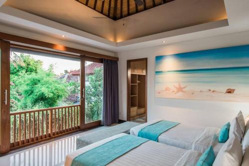 勒吉安Villa Lacasa3 -Modern tropical 3BR Villa with butler的一间带两张床的卧室和一个阳台