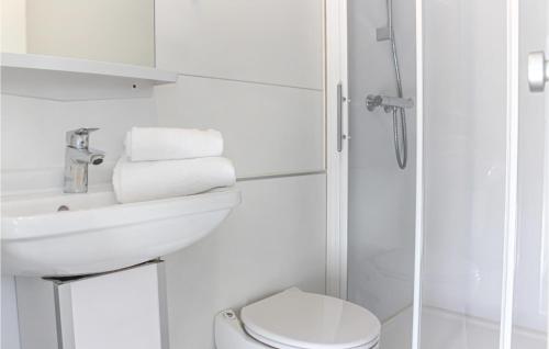 莱利斯塔德Madrid的白色的浴室设有水槽和卫生间。