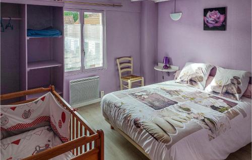Longvilliers5 Bedroom Gorgeous Home In Longvilliers的卧室设有紫色墙壁、床和窗户